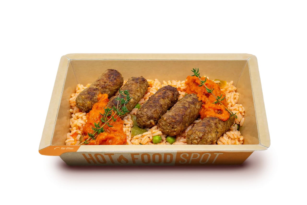 Cevapcici auf Djuvec-Reis